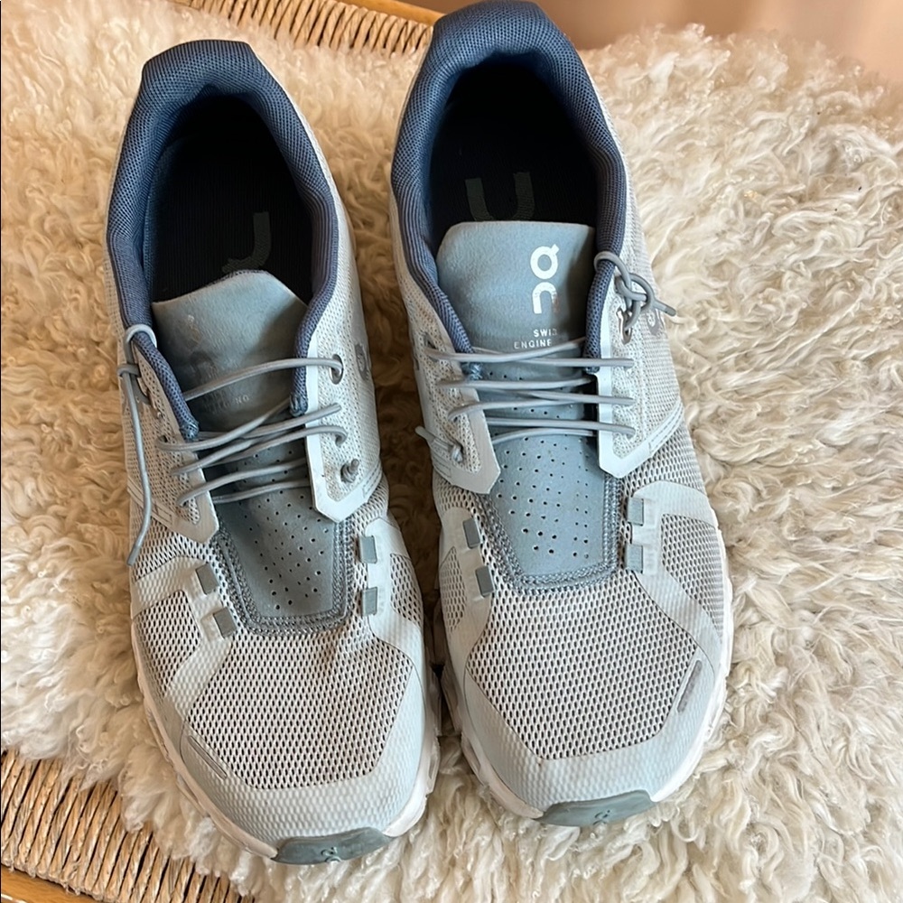On Running Gray Athletic Shoes with Breathable Mesh and Low-Top Design